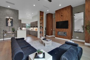 Smart TV, fireplace, books, computer monitors - Newly Constructed Winsome Village B - Galleria Area! (Houston)