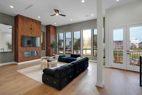 Smart TV, fireplace, books, computer monitors - Newly Constructed Winsome Village B - Galleria Area! (Houston)