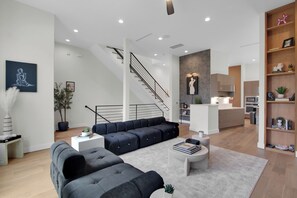 Smart TV, chimenea, libros y monitor de computadora 