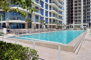 Outdoor pool - Amazing 1BR in Marina Vista (Dubai)