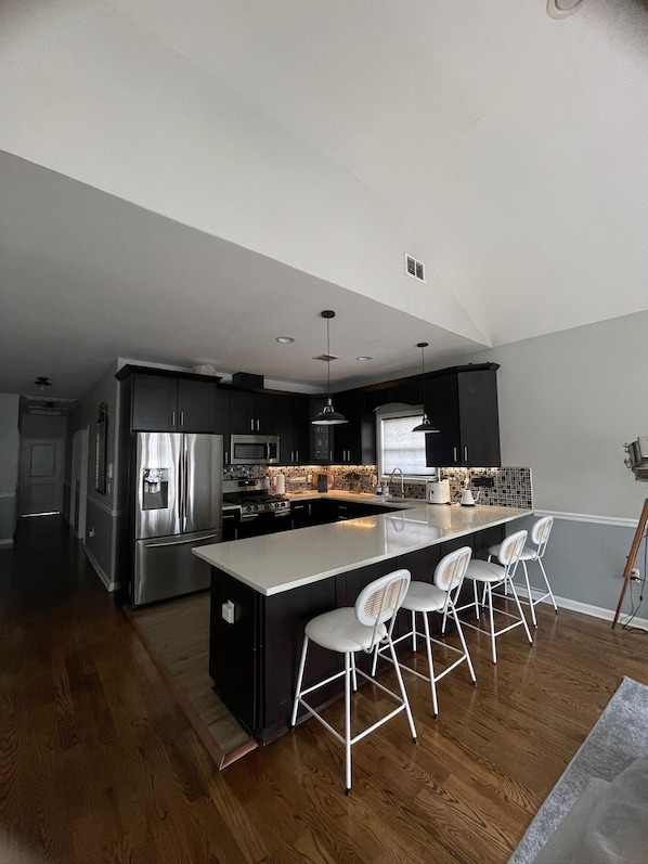 Kühlschrank, Mikrowelle, Ofen, Herdplatte