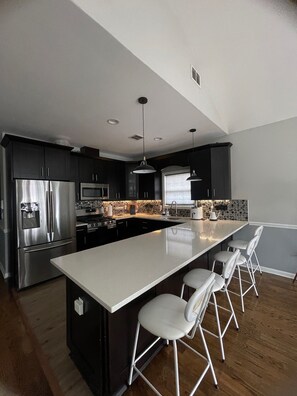 Jääkaappi, mikroaaltouuni, uuni, liesi