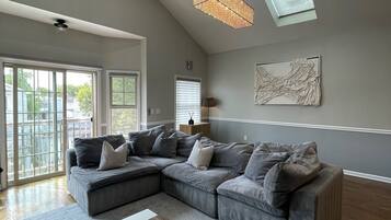 Een smart-tv en boeken