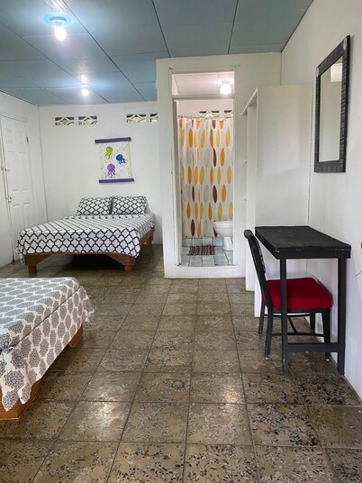 A 5 Minutos del Parque Nacional de Cahuita, Habitación Ideal Para Disfrutar