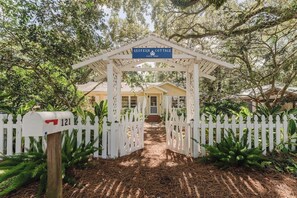 Exterior - Pet friendly, 2 miles to Beach, Close to Redfern! (Saint Simons Island)