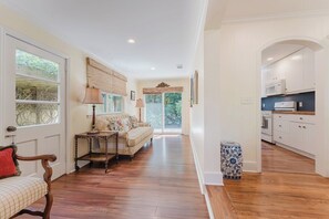 Interior - Pet friendly, 2 miles to Beach, Close to Redfern! (Saint Simons Island)