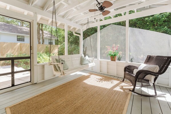 Terrace/patio - Cottage, Pet friendly, 2 miles to Beach, Close to Redfern! (Saint Simons Island)