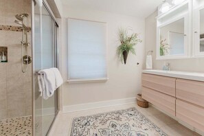 Shower, hair dryer - Pet friendly, 2 miles to Beach, Close to Redfern! (Saint Simons Island)