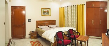 Escritorio, espacio para trabajar con laptop y cortinas blackout 