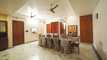 Desayuno para llevar diario (INR 100 por persona)