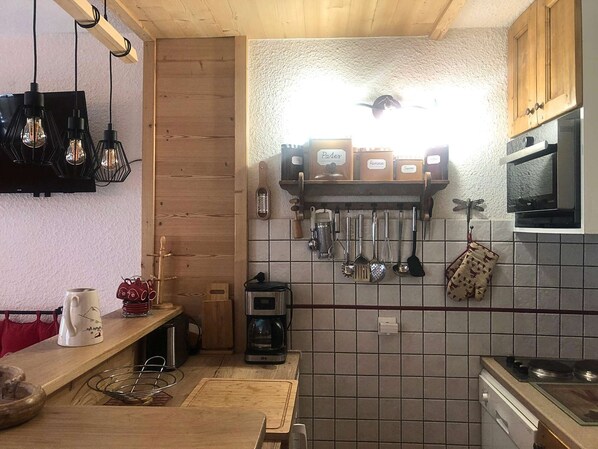 Kühlschrank, Mikrowelle, Ofen, Geschirrspüler