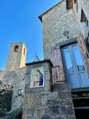Exterior detail. Elegant accommodation in the heart of Civita di Bagnoregio - Find your soul