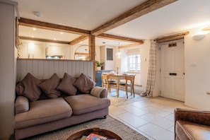 Living area - The Gamekeeper's Cottage-Stunning 2 Bed (Witney)