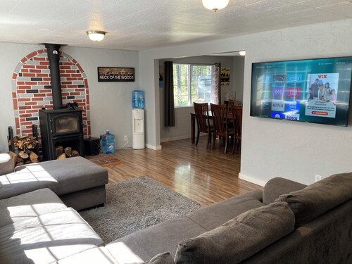 Charming 2-bedroom cabin in Newport with WiFi access