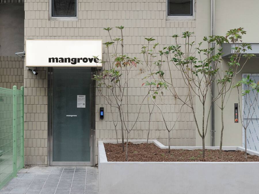 Un edificio con un cartel que dice "mangrove" sobre la entrada.