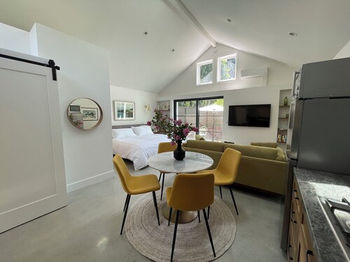 Brand New Charming Guest House in lovely Northwest Glendale CA. Private &Quiet