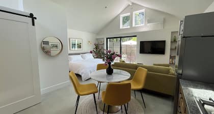 Brand New Charming Guest House in lovely Northwest Glendale CA. Private &Quiet