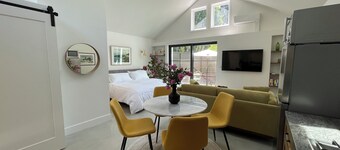 Brand New Charming Guest House in lovely Northwest Glendale CA. Private &Quiet