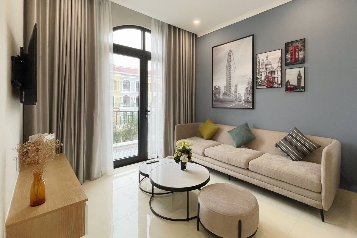 Apartment, 2 Bedrooms, Balcony, City View | Living area