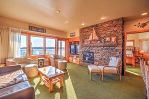 Smart TV, fireplace, books, stereo