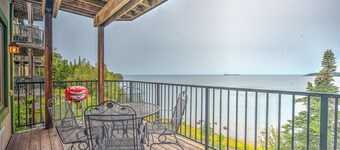 Stunning Waterfront Condo- Pool/Hot Tub/Sauna (3BR 3Bath)