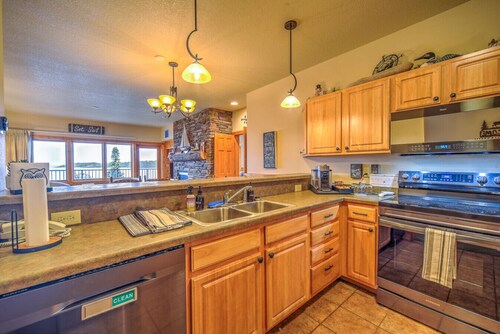 Stunning Waterfront Condo- Pool/Hot Tub/Sauna (3BR 3Bath)