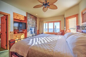 3 bedrooms, desk, iron/ironing board, free WiFi