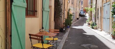 تناول الطعام بالخارج