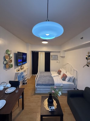 Estudio Deluxe, vista a la ciudad | Escritorio, espacio para trabajar con laptop y cortinas blackout 