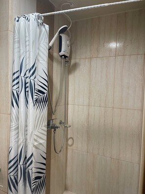 Deluxe stúdió, kilátással a városra | Fürdőszoba | Zuhanyzó, fürdőköpenyek, papucsok és törölközők