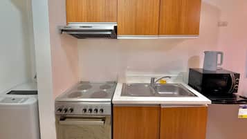 Microondas, tetera/pava eléctrica, utensilios de cocina