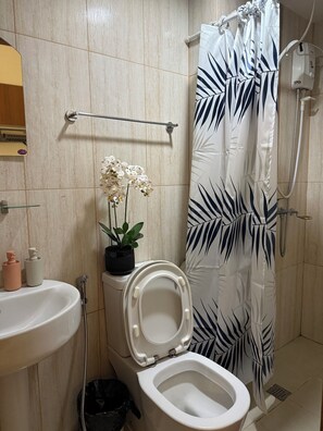 Deluxe Studio, City View | Bathroom | Shower, bathrobes, slippers, towels - 8 Adriatico (Manila)