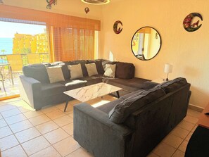 Smart-TV, Tischfußball, Arbeitsbereiche