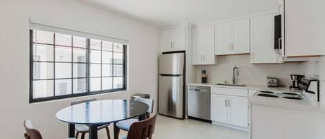 Réfrigérateur, four à micro-ondes, un four, surface de cuisson