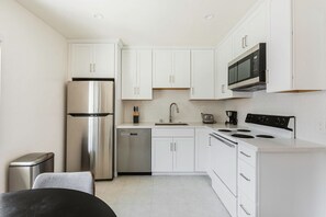 冷蔵庫、電子レンジ、オーブン、コンロ