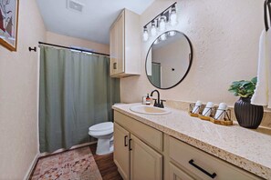 Shower, hair dryer, towels, shampoo - Cozy Coastal Stay: Near Kemah + NASA | BBQ | Beach (Seabrook)