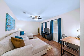 TV - Premier Seabrook Villa:Coastal |Stylish|Beach Fun (Seabrook)