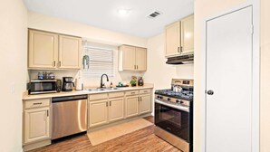 Unclassified image, 2 of 15, button - Cozy Coastal Stay: Near Kemah + NASA | BBQ | Beach (Seabrook)