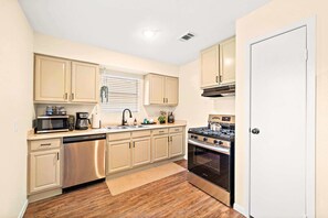 Fridge, microwave, oven, stovetop - Premier Seabrook Villa:Coastal |Stylish|Beach Fun (Seabrook)
