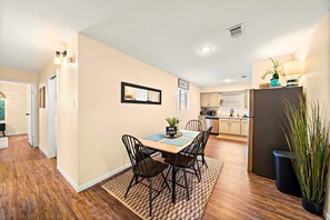 Dining - Premier Seabrook Villa:Coastal |Stylish|Beach Fun (Seabrook)