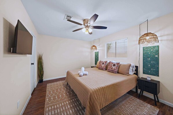 3 bedrooms, desk, iron/ironing board, travel crib