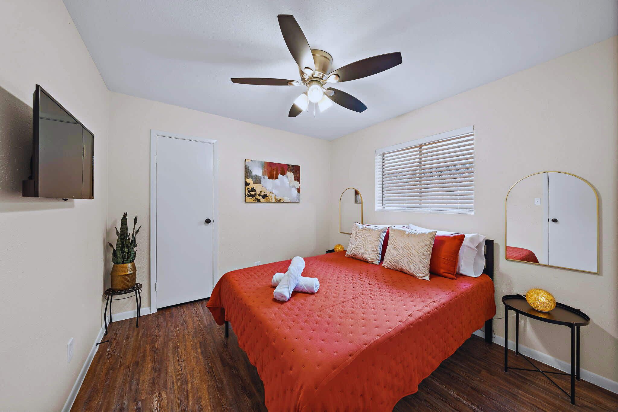 3 habitaciones, tabla de planchar con plancha, wifi y ropa de cama 