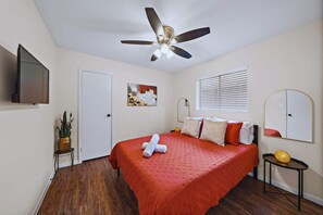 3 bedrooms, iron/ironing board, WiFi, bed sheets - Premier Seabrook Villa:Coastal |Stylish|Beach Fun (Seabrook)