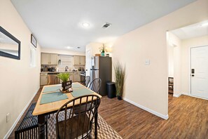 Dining - Cozy Coastal Stay: Near Kemah + NASA | BBQ | Beach (Seabrook)
