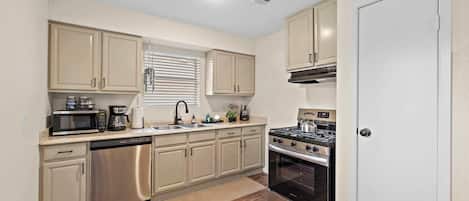 Refrigerador, microondas, horno, placa de cocina