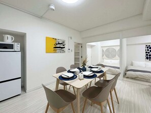 3 slaapkamers, een strijkplank/strijkijzer, wifi