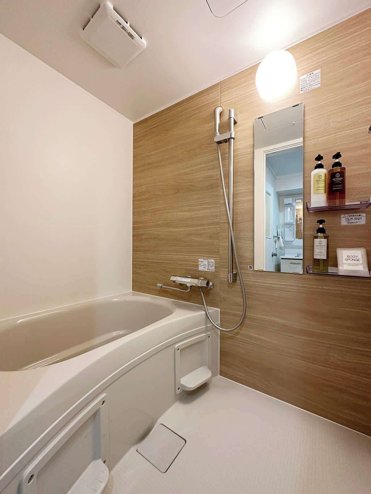 Dusj, hårføner og håndklær