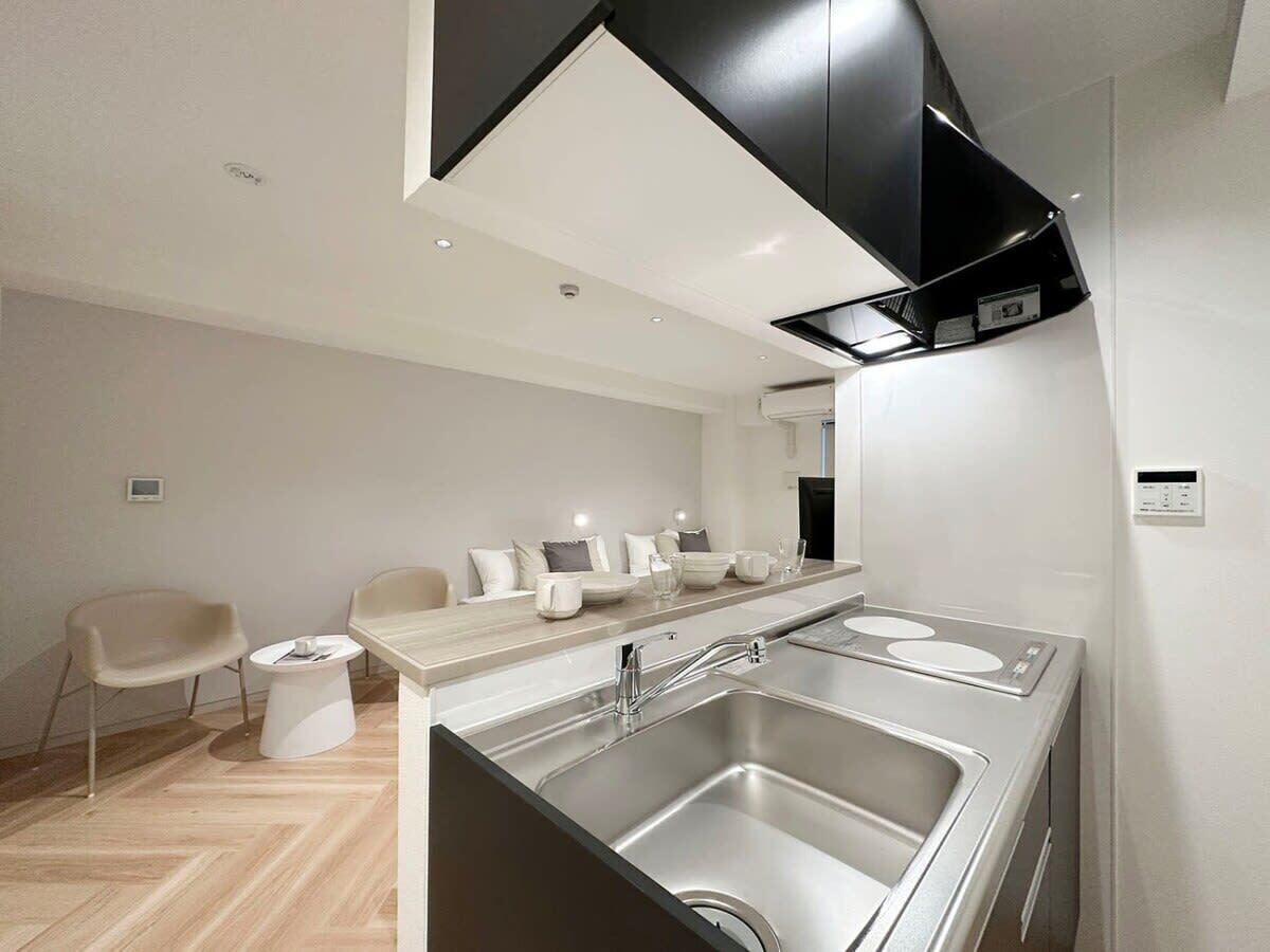 Een koelkast, een microgolfoven, een kookplaat