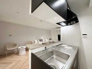 Frigorífico, microondas, placa de cocina y utensilios de cocina