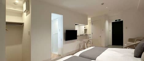 Planxa i posts de planxar, wifi i roba de llit